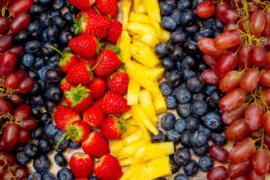 Taze meyve arka planı, çeşitli üzümler ve ananas dilimleri..