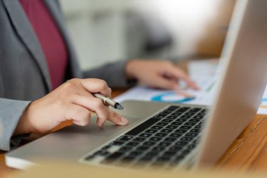 İş analisti, veri analistinin elinde tuttuğu ve kalemini satış tablosuyla ilgili belgeye doğrulttuğu kavram..