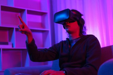 Metaverse teknoloji konsepti, insan VR gözlük takar ve sanal dünyada dokunma deneyimine işaret eder.