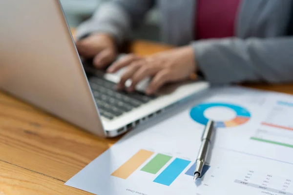 Concepto Analista Negocios Mujer Oficial Escribiendo Información Financiera Computadora Portátil — Foto de Stock