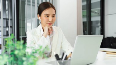 Güvenilir kadın konsepti, İş kadını iş stratejisini analiz etmek için dizüstü bilgisayarda rapor okudu.