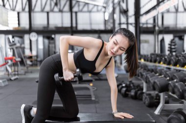 Çevrimiçi alışveriş konsepti. Ticari ajan ürünü paketlerken müşterilerinin bilgilerini kontrol etmek için akıllı telefonunu kullanıyor..