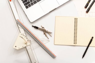 Mimari konseptin modeli, proje ve beyaz arkaplan çizimi üzerine çizim aracı.