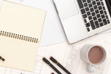 Mimari konseptin modeli, çizim araçları ve tasarım mühendisliği üzerine sıcak kahve.