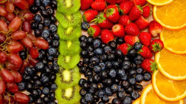 Taze meyve konsepti, arka plan olarak kivi portakalı ve çeşitli meyveler..
