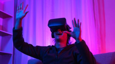 Metaverse teknoloji konsepti, insan VR gözlük takar ve sanal dünyada deneyim kazanmak için eğlenir..