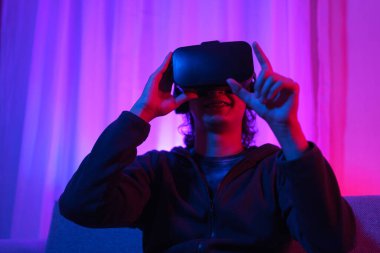 Metaverse teknoloji konsepti, VR gözlükleri tutan ve metaevren deneyimini işaret eden adam..