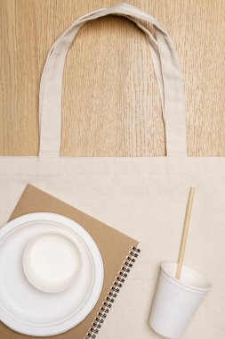 Çevre dostu kavram, ahşap arka planda yiyecek kabı olan eko çanta..