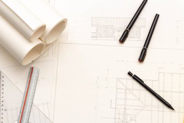 Mimari konseptin modeli, çizim aracı ve mühendisi rulo planıyla plan üzerinde çiziyor.