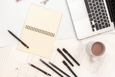 Mimari konseptin modeli, çizim araçları ve tasarım mühendisliği üzerine sıcak kahve.