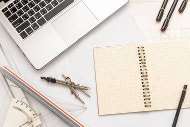 Mimari konseptin modeli, proje ve beyaz arkaplan çizimi üzerine çizim aracı.