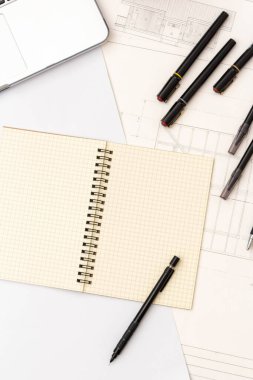 Mimari konseptin modeli, beyaz arkaplan üzerine çizim aracı ve plan üzerine mühendis çizimi.