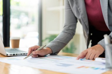 İş analisti kavramı. Veri analisti, evrak işlerinin satışıyla ilgili şemaları hesaplıyor.