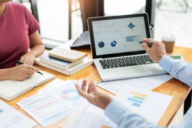 İki emlakçının emlak sözleşmesi konusunda görüştüğü iş görüşmeleri konsepti.