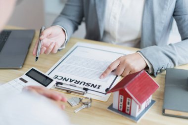 Sigorta konsepti. Komisyoncu, sözleşmenin anlaşmasını müşterisine açıklar..