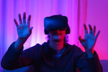 Metaverse teknoloji konsepti, insan VR gözlük takar ve sanal dünyada oyunlar oynamaktan zevk alır..