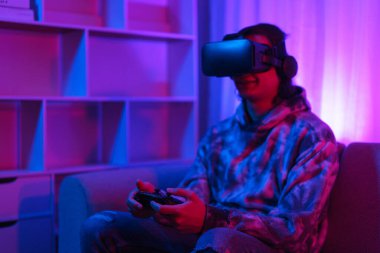 Metaverse teknoloji konsepti, insan VR gözlük takar ve metaevrende spor oyunları oynamak için joystick kullanır.