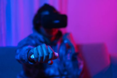 Metaverse teknoloji konsepti, insan VR gözlük takar ve sanal dünyada boks oynamak için eğlenir..