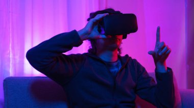 Metaverse teknoloji konsepti, VR gözlükleri tutan ve metaevren deneyimini işaret eden adam..
