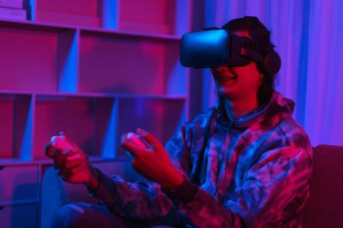 Metaverse teknoloji konsepti, insan metaevrende sanal gerçeklik gözlükleriyle oyun oynuyor..