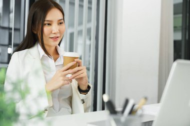 Kendine güvenen kadın konsepti, iş kadını kahvesini içiyor ve işten sonra rahatlamak için film izliyor..