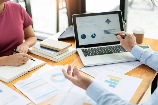 İki emlakçının emlak sözleşmesi konusunda görüştüğü iş görüşmeleri konsepti.