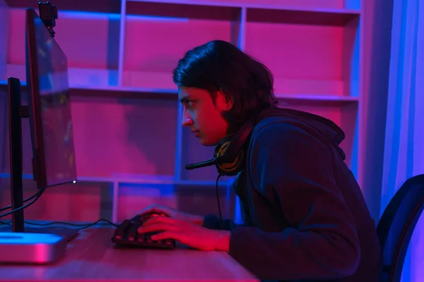 Gamer Stream Konzept Männliche Streamer Eingabe Auf Der Tastatur Mit — Stockfoto