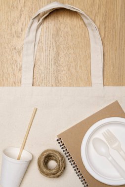 Çevre dostu konsept, defter yemek kabı ve ahşap arka planda jüt halat ile Eko çanta.
