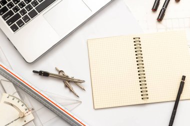 Mimari konseptin modeli, proje ve beyaz arkaplan çizimi üzerine çizim aracı.