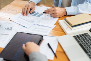 İş görüşmesi konsepti, iş adamının emlak eğilimlerinin detaylarına bakmak için tableti kullanması.