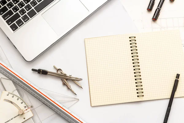 Mimari konseptin modeli, proje ve beyaz arkaplan çizimi üzerine çizim aracı.