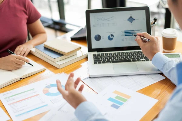 İki emlakçının emlak sözleşmesi konusunda görüştüğü iş görüşmeleri konsepti.