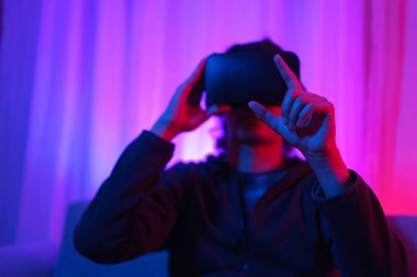 Metaverse teknoloji konsepti, VR gözlükleri tutan ve metaevren deneyimini işaret eden adam..