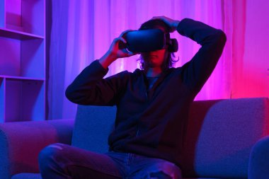 Metaverse teknoloji konsepti, VR gözlüklü adam ve metaevrende eğlenceli surround fütüristik..