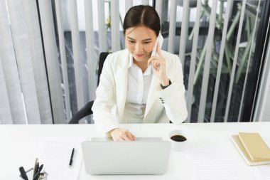Kendine güveni olan kadın kavramı, iş kadınının iş planını açıklamaya çalışanla telefonda konuşması..