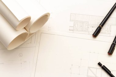 Mimari konseptin modeli, çizim aracı ve mühendisi rulo planıyla plan üzerinde çiziyor.