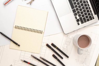 Mimari konseptin modeli, çizim araçları ve tasarım mühendisliği üzerine sıcak kahve.