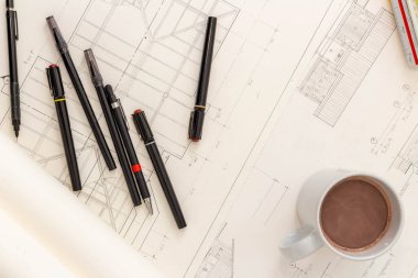Mimari konseptin modeli, çizim araçları ve tasarım mühendisliği üzerine sıcak kahve.