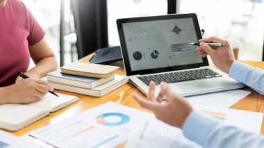 İki emlakçının emlak sözleşmesi konusunda görüştüğü iş görüşmeleri konsepti.