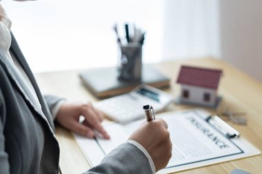 Sigorta konsepti müşterinin sigorta sözleşmesini dikkatle okuması ve gözden geçirmesi.
