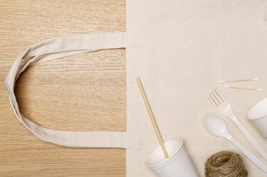 Çevre dostu konsept, yiyecek kabı ve ahşap arka planda jüt halat ile Eko çanta.