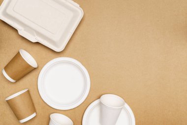 Çevre dostu konsept, yiyecek kabı kutu tabağı ve doğal liften yapılmış kağıt bardaktan oluşur..