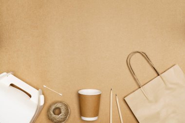 Çevre dostu kavram, kağıt bardaklı yemek konteynırı ve jüt ipli kağıt kalem..