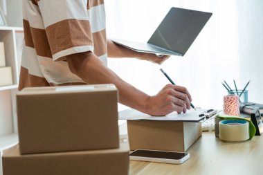 Çevrimiçi alışveriş konsepti. Satıcı müşteri bilgilerini online dükkanından yazıyor..