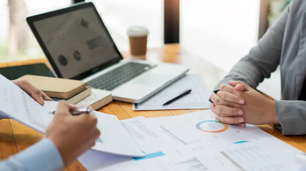 Business Onderhandelingsconcept Mannelijke Chattel Dealer Toont Zijn Informatie Aan Vrouwelijke — Stockfoto