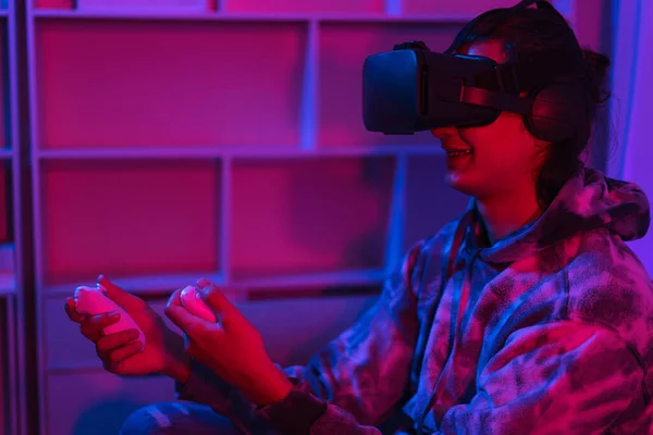 Концепция Метаверсных Технологий Человек Играет Игры Виртуальной Реальностью Метаверзе — стоковое фото