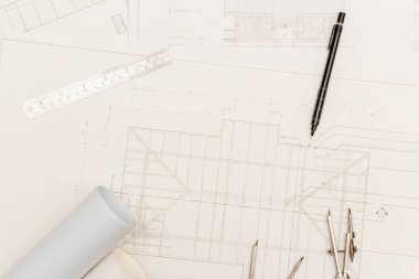 Mimari konseptin modeli, çizim araçlarının üst görünümü ve plan üzerine mühendis çizimi.