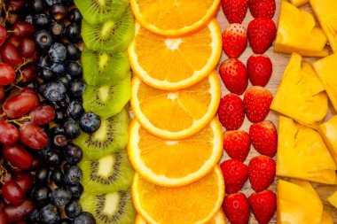 Taze meyve konsepti, arka plan kadar sağlıklı renkli meyvelerin sıralanması..