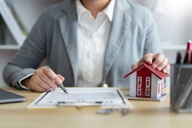 Sigorta konsepti müşterinin sigorta sözleşmesini dikkatle okuması ve gözden geçirmesi.