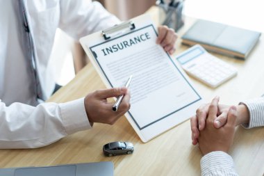 Otomobil satıcısının müşterisinin sözleşmesini vurguladığı sigorta konsepti.